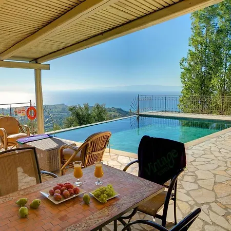 Sleeps 4 Pool Air Con Wifi * Fanies